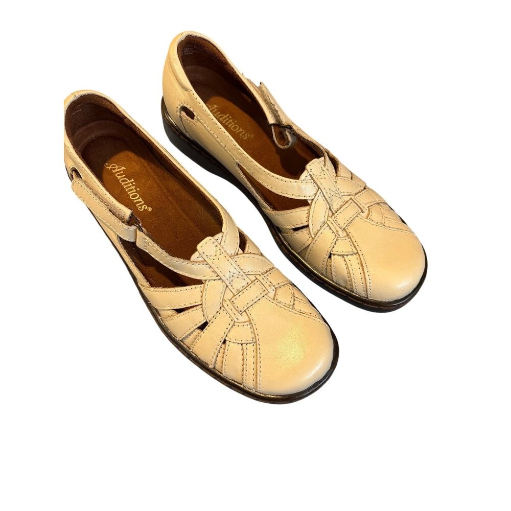 Auditions Beige Leather Flats Shoes Size 7.5 S With Cutout Design & Adjust
